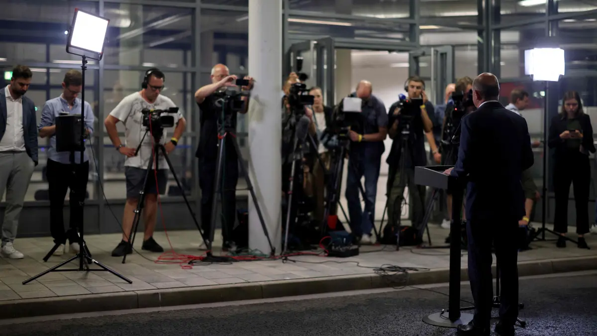 German Chancellor Olaf Scholz delivers a press statement at the Cologne/Bonn international airport in Cologne, western Germany on August 1, 2024, after meeting German political prisoners who had been released in one of the biggest prisoner swaps between Russia and the West since the end of the Cold War. A total of 26 people, including two minors, from the United States, Germany, Poland, Slovenia, Norway, Belarus and Russia are involved in one of the biggest East-West prisoner swaps since the Cold War. (Photo by Christoph Reichwein / POOL / AFP)