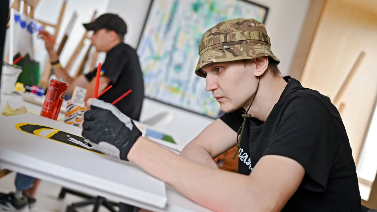 Kunstkurs für Patienten des UNBROKEN-Reha-Zentrums in Lwiw: August 1, 2024, Lviv, Ukraine: LVIV, UKRAINE - AUGUST 1, 2024 - A soldier, who is getting treatment at the National Rehabilitation Center UNBROKEN, paints during an art therapy masterclass, Lviv, western Ukraine. (Credit Image: © Anastasiia Smolienko/Ukrinform via ZUMA Press Wire) / action press