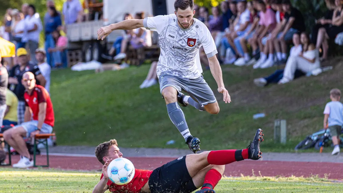 GZ-Pokal 2024: GZ-Pokal 2024; TV Deggingen - FTSV Bad Ditzenbach/Gosbach;
Spieltag 8, Spiel 1;
Sebastian Oechsle (TV Deggingen I, #6) versucht Lukas Rehm (TV Deggingen I, #7) zu stoppen;
02.08.2024; Deggingen.
Foto: Thomas Madel