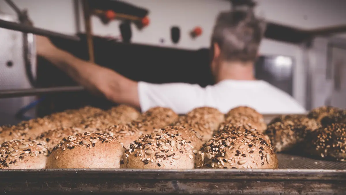 NPG-Standardlizenz, Bild-Nr. 238901140 Frisch gebackene Brötchen auf einem Bleck, Backstube mit Bäcker, Download am 2.8.24 für LOKA Print u.Online, Foto: © Renee Heetfeld/adobe.stock.com