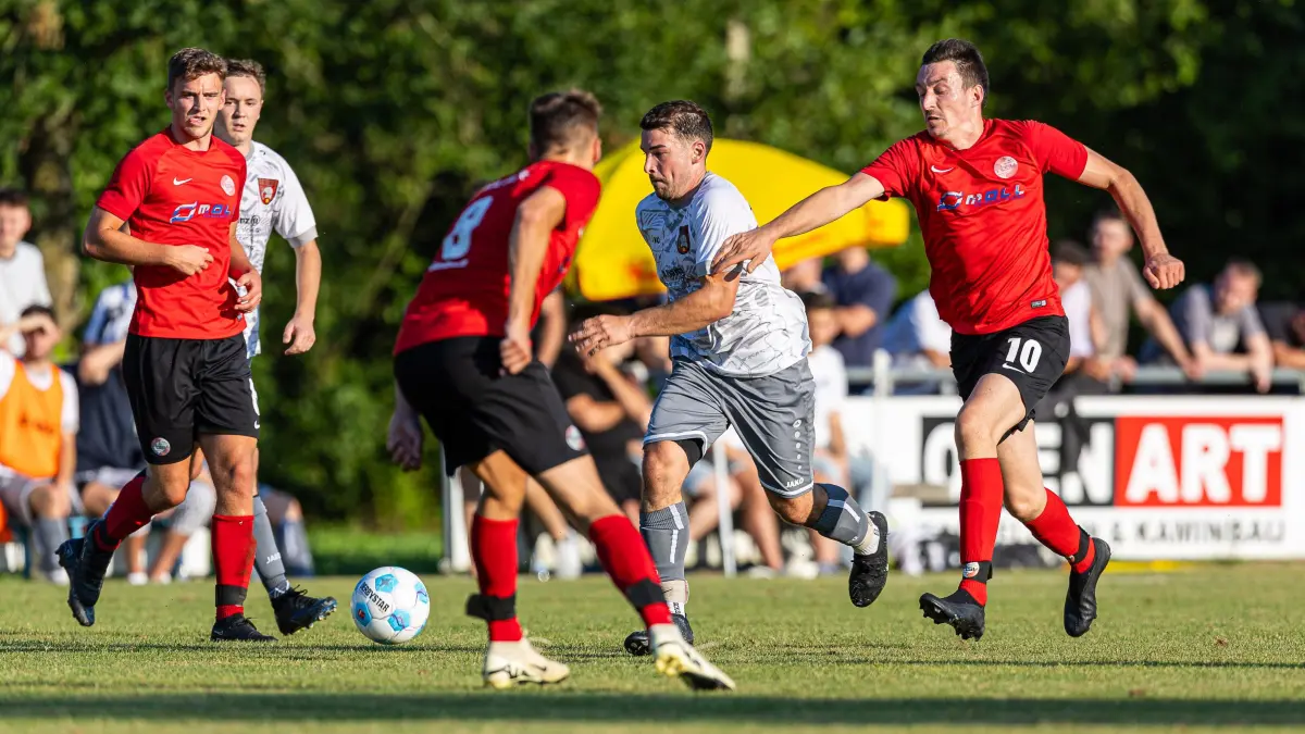 GZ-Pokal 2024: GZ-Pokal 2024; TV Deggingen - FTSV Bad Ditzenbach/Gosbach;
Spieltag 8, Spiel 1;
Jonas Faber (FTSV Bad Ditzenbach-Gosbach, #10) versucht David Weckerle (TV Deggingen I, #6) zu stoppen;
02.08.2024; Deggingen.
Foto: Thomas Madel