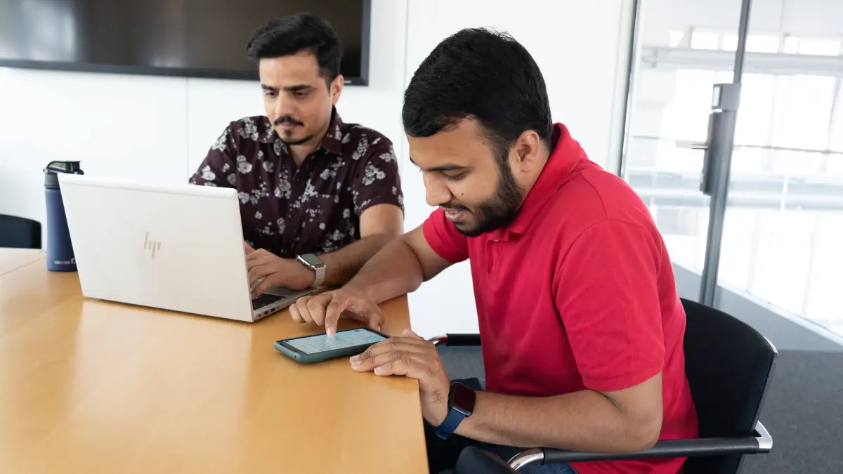Vor zwei Jahren wurden sie angeworben: Software-Entwickler aus Pakistan beim Maschinenbauer Wafios in Reutlingen: (von links) Usman Jamil und Hanan Ur Rehman.