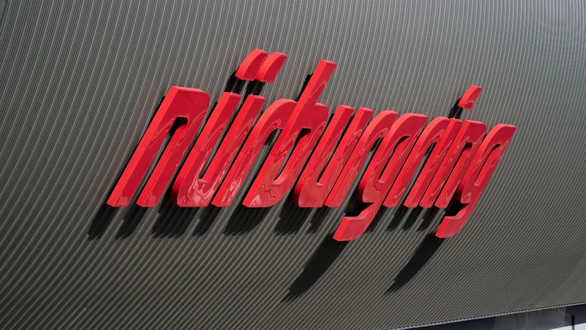 Nürburgring: ARCHIV - 29.02.2024, Rheinland-Pfalz, Nürburg: Der Schriftzug „nürburgring“ ist an einem der Gebäude zu Lesen. (zu dpa: «Explosion am Fahrerlager am Nürburgring: Mehrere Verletzte») Foto: Sascha Ditscher/dpa +++ dpa-Bildfunk +++