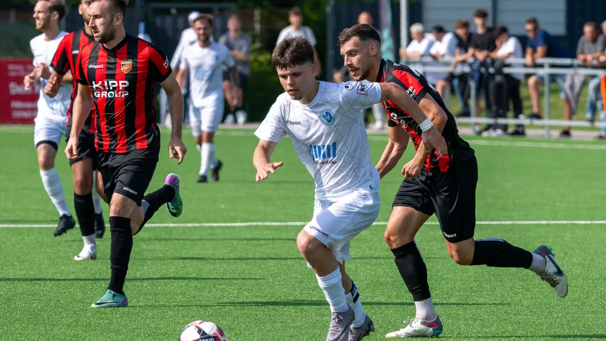 Young Boys Reutlingen vs .FC Holzhausen,Fußball, WFV-Pokal, 3. Runde,03.08.2024: Luca Lennerth (Young Boys Reutlingen,#23),im Angriff
Young Boys Reutlingen vs. FC Holzhausen,Fußball, WFV-Pokal, 3. Runde,03.08.2024,
Foto: Eibner-Pressefoto/Eibner-Pressefoto/Stefan Rosenfeld