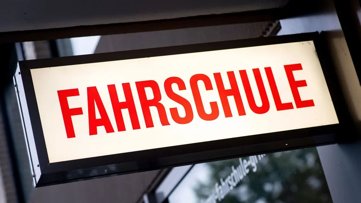Fahrschule: ARCHIV - 04.07.2024, Niedersachsen, Oldenburg: Ein leuchtendes Schild mit der Aufschrift „Fahrschule“ hängt an einem Gebäude in der Innenstadt. (zu dpa: «Es mangelt an Fahrlehrern in Mecklenburg-Vorpommern») Foto: Hauke-Christian Dittrich/dpa +++ dpa-Bildfunk +++