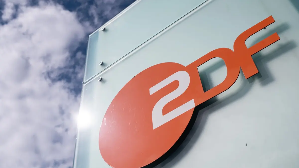 ZDF-Logo: ARCHIV - 16.09.2022, Rheinland-Pfalz, Mainz: Logo des ZDF am Sendezentrum des Zweiten Deutschen Fernsehens. (zu dpa: «ZDF-Olympia-Maskottchen aus Oberfranken ausverkauft») Foto: Sebastian Gollnow/dpa +++ dpa-Bildfunk +++