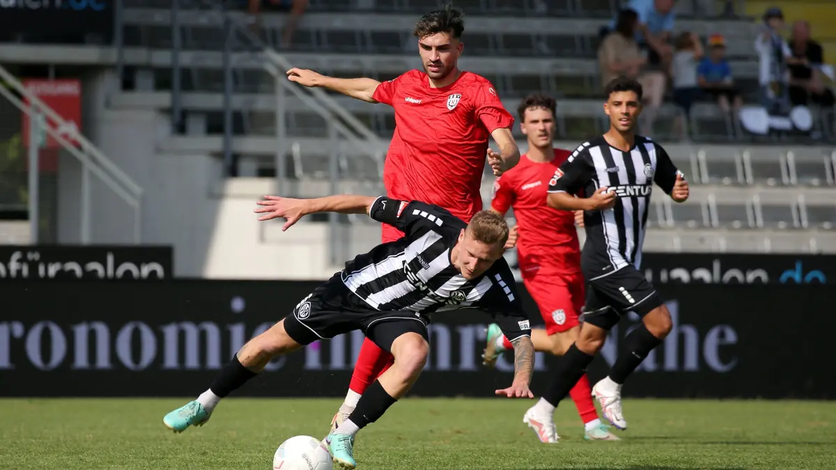 Fussball | VfR Aalen vs. SSV Reutlingen: Fussball OL | VfR Aalen (weiss) vs. SSV Reutlingen (rot) // 2024-08-03 // Foto: Sebastian Baur //
#6 Tim Woehrle (SSV Reutlingen 1905) /
#11 Benjamin Kindsvater (VfR)
