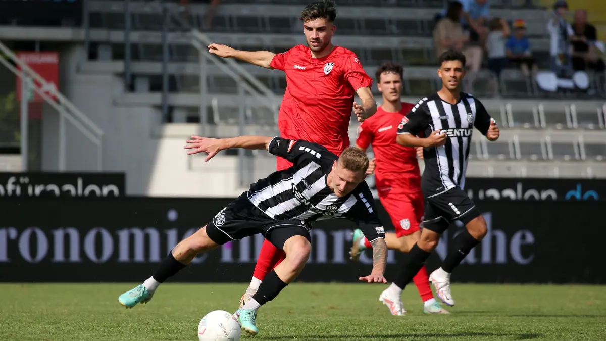 Fussball | VfR Aalen vs. SSV Reutlingen: Fussball OL | VfR Aalen (weiss) vs. SSV Reutlingen (rot) // 2024-08-03 // Foto: Sebastian Baur //
#6 Tim Woehrle (SSV Reutlingen 1905) /
#11 Benjamin Kindsvater (VfR)