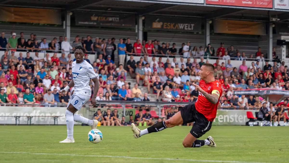 1. Goeppinger Sportverein vs. TSG Hoffenheim II, Fußball, Regionalliga Suedwest, 02. Spieltag, 2024 / 2025, 02.08.2024: Filip Milisevic (1. Goeppinger Sportverein, #28) kann den Treffer für die TSG Hoffenheim II durch DavidMokwa Ntusu (TSG Hoffenheim II, #9) nicht mehr verhindern,
1. Goeppinger Sportverein vs. TSG Hoffenheim II, Fußball, Regionalliga Suedwest, 02. Spieltag, 2024 / 2025, 02.08.2024,
Foto: Eibner-Pressefoto/Max Vogel