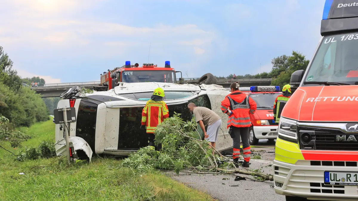 Ein schwerer Unfall hat bei Elchingen für eine Sperrung der Autobahn gesorgt.