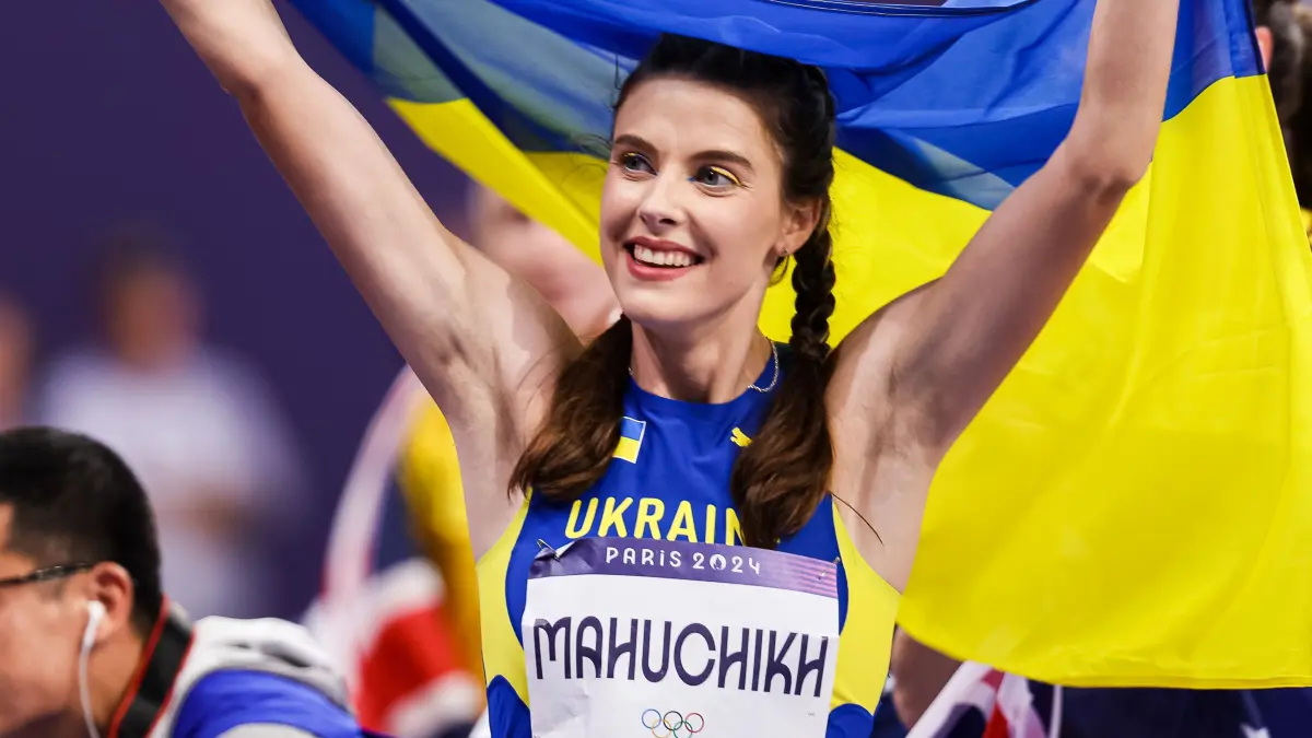 FRA, Olympische Spiele Paris 2024, Leichtathletik Damen Hochsprung Finale, 04.08.2024 : FRA, Olympische Spiele Paris 2024,
Leichtathletik Damen Hochsprung Finale, 04.08.2024
Olympiasiegerin und Gold fuer Mahuchikh Yaroslava (UKR) hier mit der ukrainischen Flagge/ Fahne
Foto: Eibner-Pressefoto/Roger Buerke