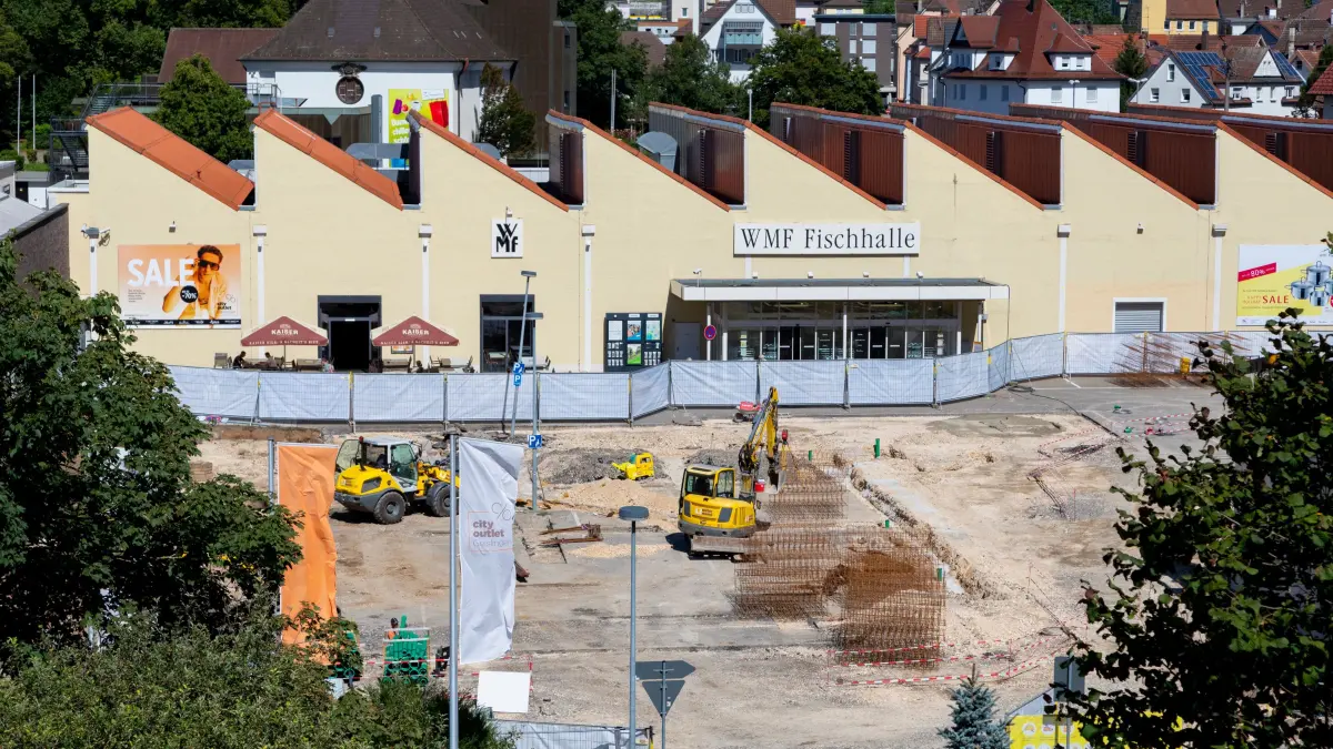 Auf dem ehemaligen Parkplatz des City-Outlets Geislingen entstehen bis zum Sommer 2025 vier neue Geschäfte. Die Bauarbeiten hierfür haben jetzt begonnen.
