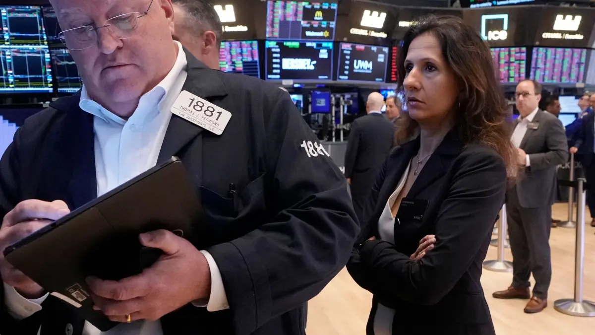 Aktienmärkte auf Talfahrt - New York: 05.08.2024, USA, New York: Lynn Martin, Präsident des New Yorck Stock Exchange, beobachtet den Handel auf dem Parkett der New Yorker Börse. Die Talfahrt der Aktienmärkte hat sich an den US-Börsen nach Handelseröffnung fortgesetzt. Vor allem Technologietitel stürzten abermals ab. Der Dow-Jones-Index lag zuletzt bei 38.556,93 Punkten, ein Tagesverlust von 2,95 Prozent. Der Nasdaq 100 stand bei 17.658,38 Punkten, ein Minus von 4,24 Prozent. Der KI-Chiphersteller Nvidia verlor zwischenzeitlich 13,8 Prozent, zuletzt stand die Aktie noch 5,4 Prozent im Minus. Foto: Richard Drew/AP/dpa +++ dpa-Bildfunk +++