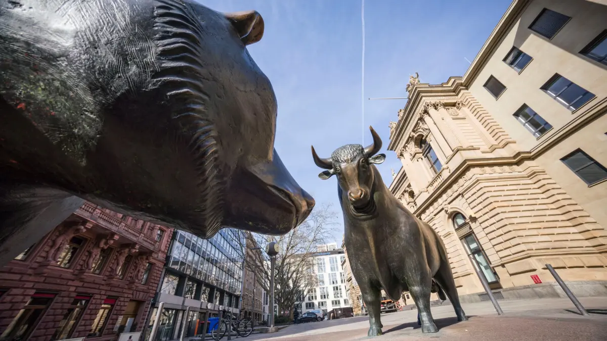 Börse in Frankfurt/Main: ARCHIV - 16.03.2020, Hessen, Frankfurt/Main: Die Bronzeplastiken von Bulle und Bär stehen vor dem Gebäude der Frankfurter Wertpapierbörse. (zu dpa: «Dax sackt erneut ab - Asiens Börsen knicken ein») Foto: Frank Rumpenhorst/dpa +++ dpa-Bildfunk +++