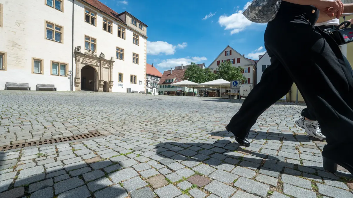 Göppingen Stadt Schlossplatz Hitze Schatten Sonne Pflasterbelag Pflaster