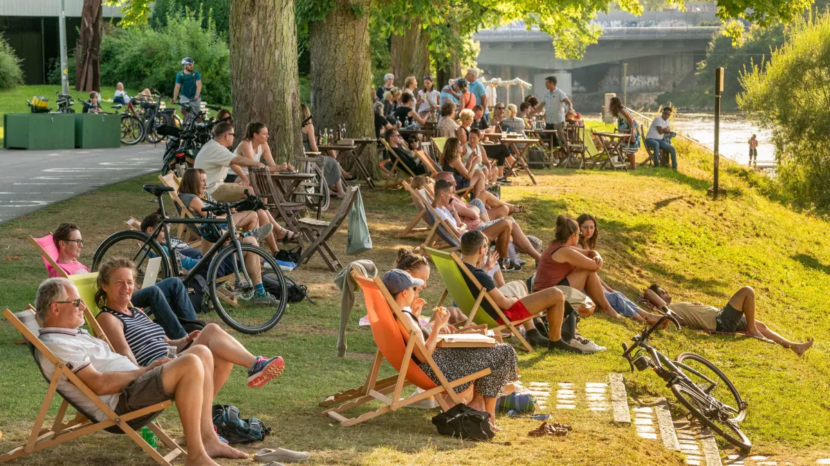 Kiesbank in der Donau vor dem Edwin-Scharff-Haus. Die SWU wird bald wieder ausbaggern. Foto bitte vom netten Treiben dort nachmittags oder abends an der Neu-Ulmer Uferbar