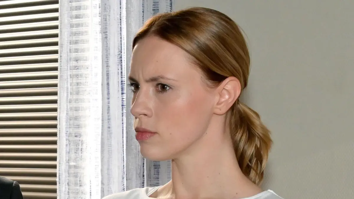 Jo Gerner (Wolfgang Bahro) erfährt, dass Zoe (Lara Dandelion Seibert) vielleicht die Seiten wechselt.