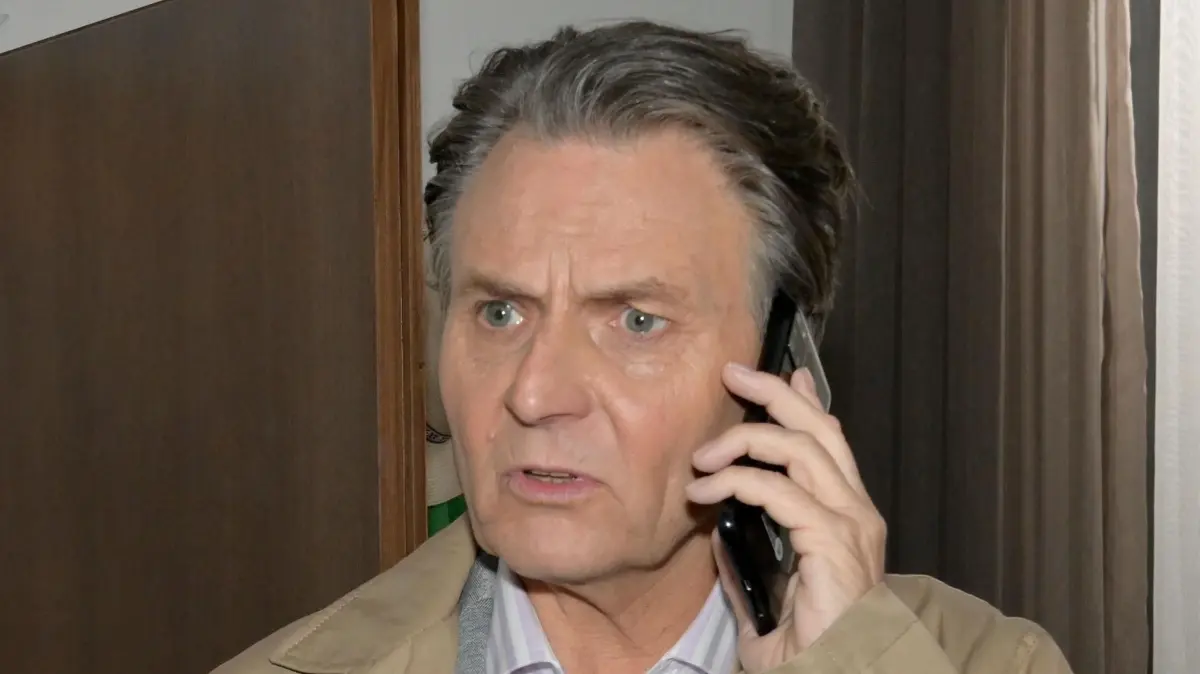 Jo Gerner (Wolfgang Bahro) erfährt, dass seine Komplizin ab sofort gegen ihn arbeitet.