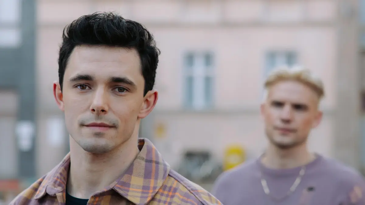 Luis (Marc Weinmann, l.) hat seinen Freund Moritz (Lennart Borchert) betrogen.