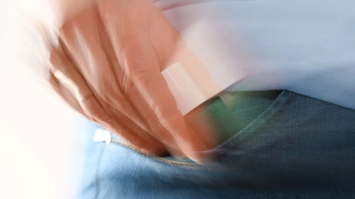 Ladendiebstahl (Symbolbild): ILLUSTRATION - 26.07.2024, Baden-Württemberg, Stuttgart: Eine Hand steckt eine Flasche mit Nagellack in eine Hosentasche (gestellte Szene, Wischeffekt durch Zoomen bei langer Belichtungszeit). (zu dpa: «Ukraine hebt Schwelle für Gefängnis bei Kleindiebstahl an») Foto: Bernd Weißbrod/dpa +++ dpa-Bildfunk +++