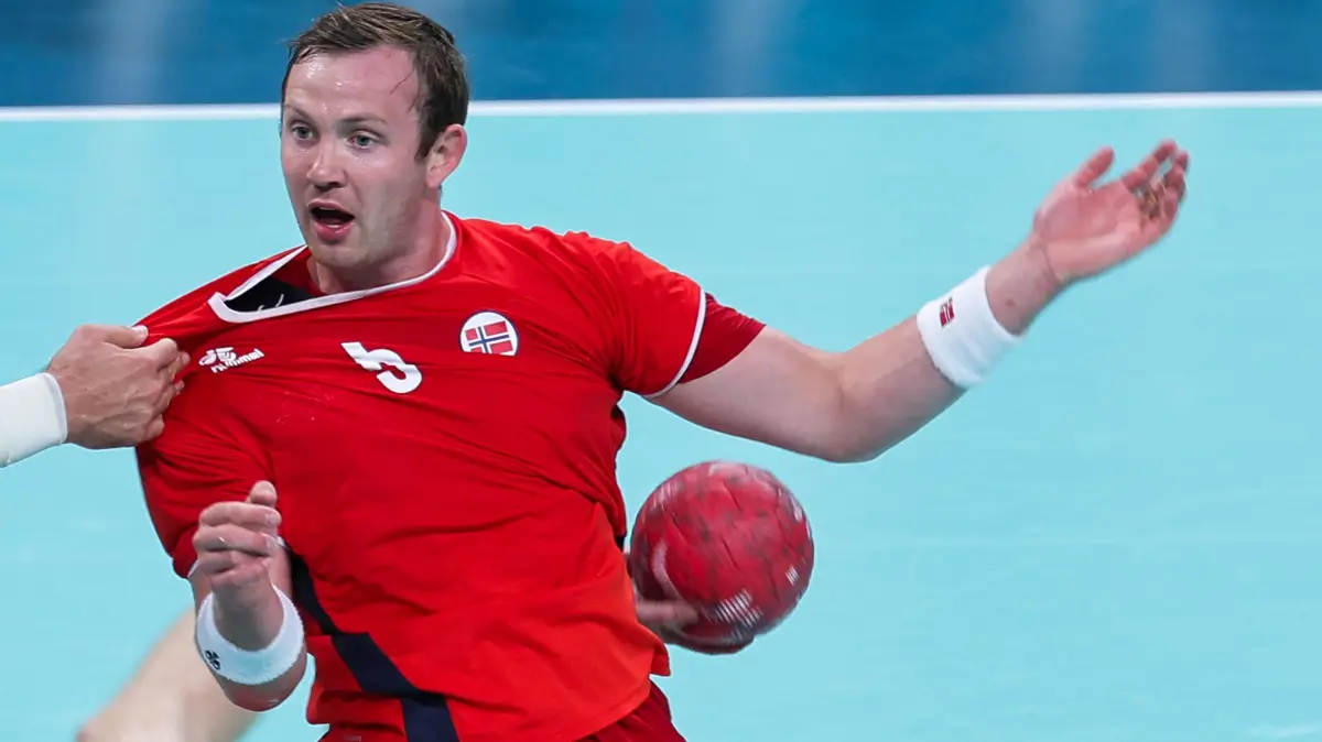 Norway's left back #05 Sander Sagosen is held during the men's quarter-final handball match between Norway and Slovenia of the Paris 2024 Olympic Games, at the Pierre-Mauroy stadium in Villeneuve-d'Ascq, northern France, on August 7, 2024. (Photo by FRANCOIS LO PRESTI / AFP)