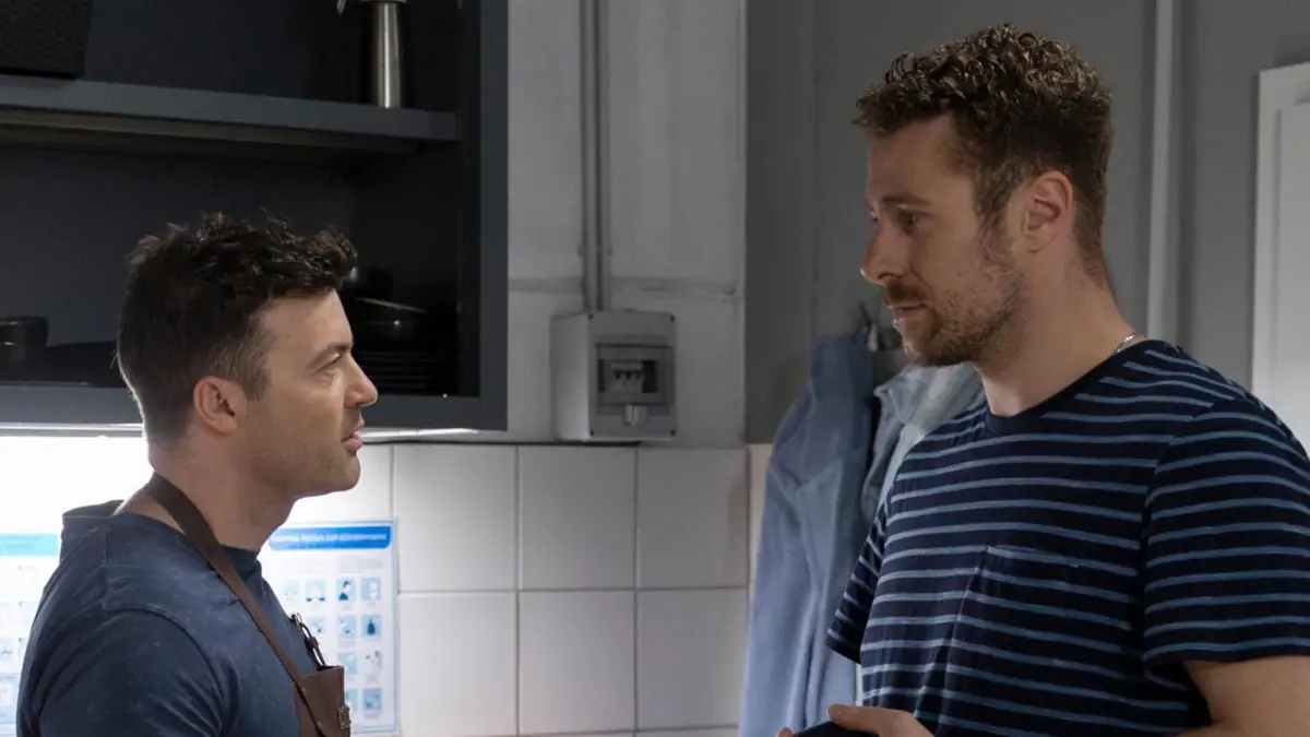Kim (Jasmin Minz) und Ben (Jörg Rohde) schmeißen Tom (Maximilian Herzogenrath, r.) raus.