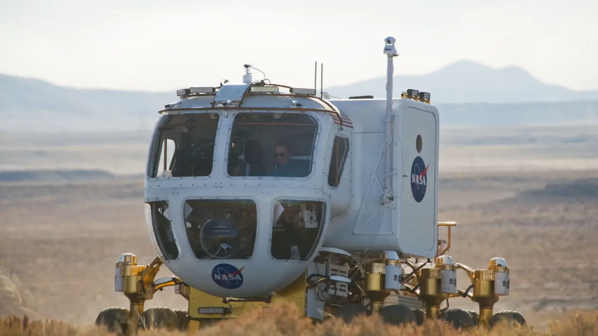 Die Raumanzüge sollen außen an den Rover angedockt werden, in dem die Marsfahrer leben und arbeiten.