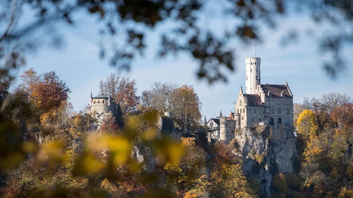 Bäume tragen am 17.10.2017 bei Lichtenstein (Baden-Württemberg) bunte Blätter vor dem Schloss Lichtenstein. Foto: Sebastian Gollnow/dpa +++(c) dpa - Bildfunk+++