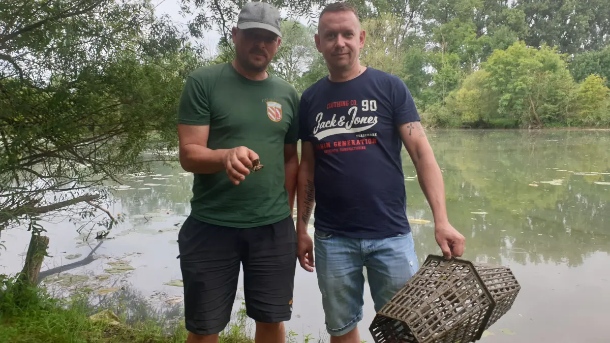 Daniel Oberdorfer, Gewässerwart des Ehinger Bezirksfischereivereins, und Krebsbeauftragter Stefan Lorer (rechts) beim Kontrollgang am Kiessee in Nasgenstadt.