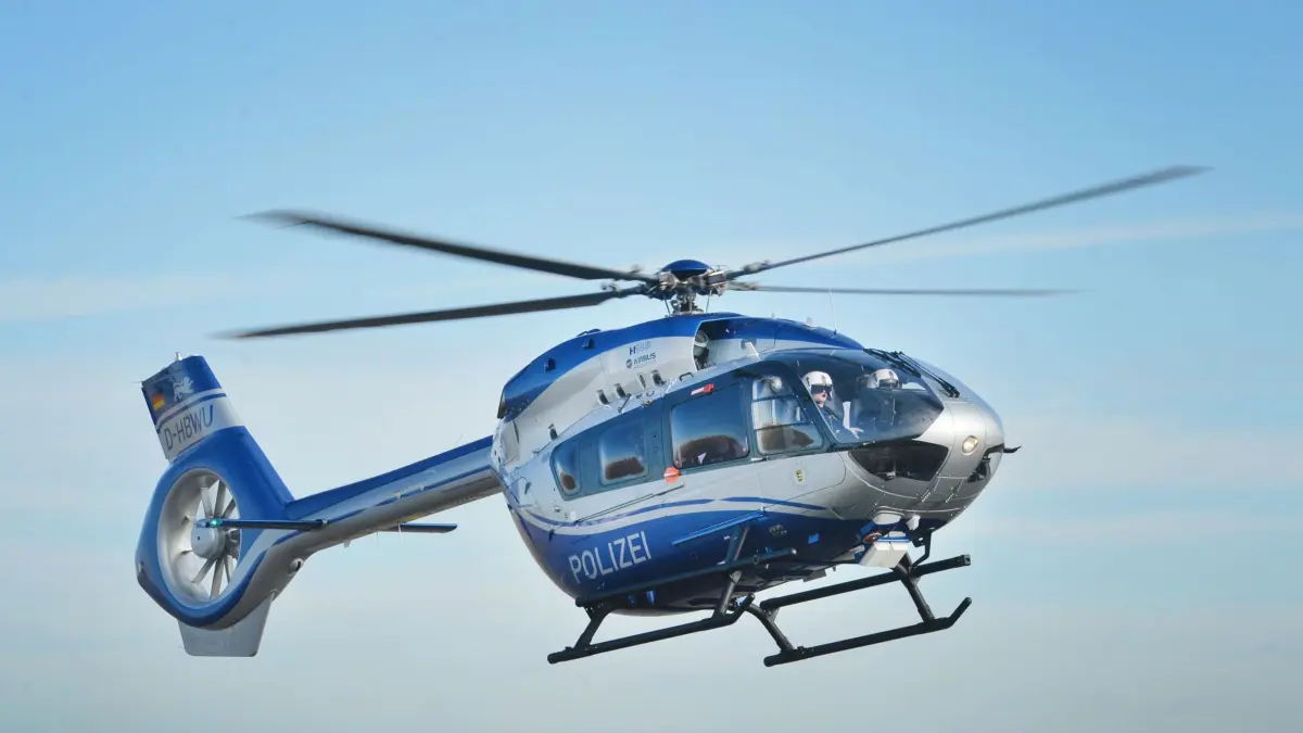 ARCHIV - Der neue Airbus-Polizeihubschrauber des Typs H 145 fliegt am 08.01.2016 über den Flughafen in Stuttgart (Baden-Württemberg). NRW-Innenminister Jäger (SPD) übergibt am MIttwoch den ersten von sechs neuen Airbus-Hubschraubern an die Polizeifliegerstaffel. Foto: Franziska Kraufmann/dpa +++(c) dpa - Bildfunk+++