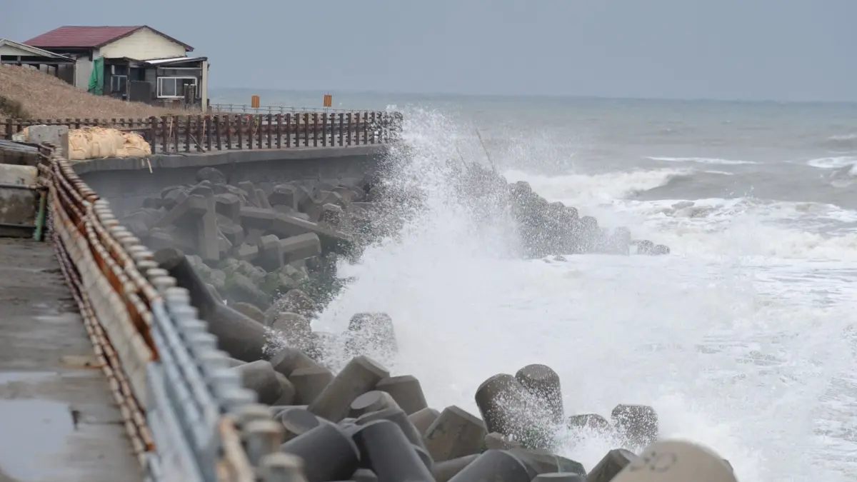 Tsunamiwarnung in Japan: ARCHIV - 27.02.2010, Japan, Isumi: Large waves hit the eastern coast of Japan near Ichinomiya city, Chiba province, Japan, 28 February 2010. More than 150,000 households in Japanese coastal areas were urged to evacuate due to tsunami warnings after a powerful 8.8-magnitude earthquake struck the coast of Chile, killing more than 300 people and causing a tsunami that raced across the Pacific. EPA/EVERETT KENNEDY BROWN +++(c) dpa - Bildfunk+++ (zu dpa: «Starkes Erdbeben erschüttert Südwesten Japans») Foto: Everett Kennedy Brown/dpa +++ dpa-Bildfunk +++