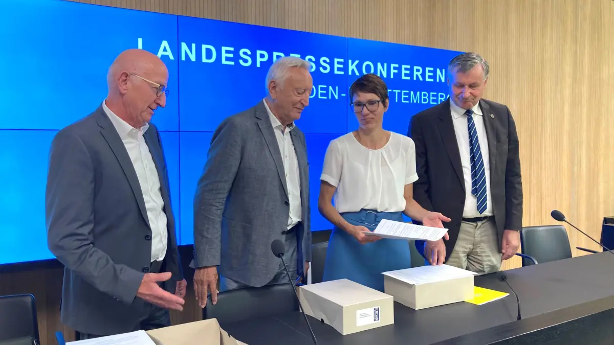 Es zeigt (von links) Wolfgang Berweck und Dieter Distler von der Initiative sowie die FDP-Politiker Judith Skudelny und Hans-Ulrich Rülke.