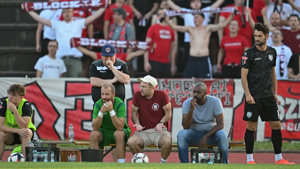 WFV-Pokal, Gruppe 3, 3. Runde: SV Croatia Reutlingen - SSV Reutlingen: WFV-Pokal, Gruppe 3, 3. Runde: SV Croatia Reutlingen - SSV Reutlingen, 07.08.2024 - SSV-Vorstand Christian Grießer (auf derm Bank mit weißer Mütze, diskutiert mit Torhüter Marcel Binanzer (links) - rechts daneben sitzt Vorstand Joe Yabio (SSV Reutlingen)
Foto: Axel Grundler