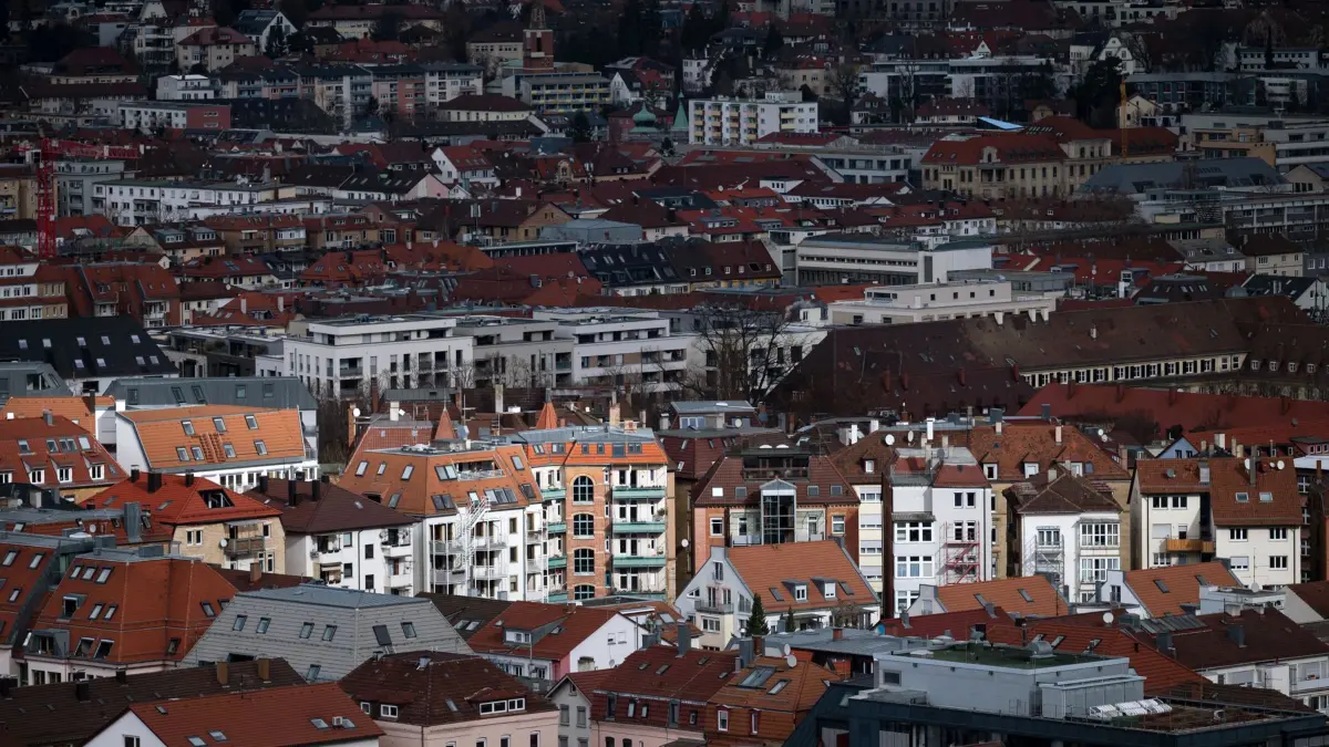 ARCHIV - 15.02.2022, Baden-Württemberg, Stuttgart: Vereinzelte Gebäude werden in der Stuttgarter Innenstadt durch ein Wolkenloch von der Sonne angestrahlt. Daten von Immoscout24 und Immowelt zufolge sind die Immobilienpreise landesweit ins Rutschen geraten. (zu dpa: "Immobilienpreise im Südwesten geraten ins Rutschen - Mieten teurer") Foto: Marijan Murat/dpa +++ dpa-Bildfunk +++