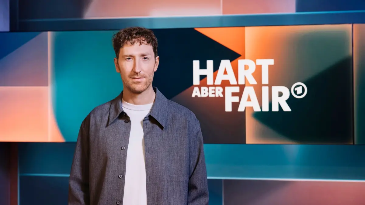 hart aber fair: WESTDEUTSCHER RUNDFUNK KÖLN hart aber fair - Louis Klamroth Moderator Louis Klamroth © WDR/Julia Sellmann, honorarfrei - Verwendung gemäß der AGB im Rahmen einer engen, unternehmensbezogenen Berichterstattung im WDR-Zusammenhang bei Nennung "Bild: WDR/Julia Sellmann" (S1+), WDR Kommunikation/Redaktion Bild, Köln, Tel: 0221/220 -7132 oder -7133, Fax: -777132, bildkommunikation@wdr.de / Weiterer Text über ots und www.presseportal.de/nr/6694 / Die Verwendung dieses Bildes für redaktionelle Zwecke ist unter Beachtung aller mitgeteilten Nutzungsbedingungen zulässig und dann auch honorarfrei. Veröffentlichung ausschließlich mit Bildrechte-Hinweis. Foto: Julia Sellmann/WDR/obs