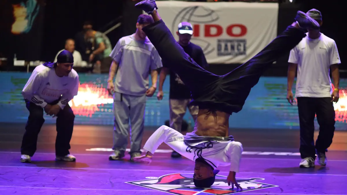 Tänzer nehmen am zweiten Tag der European Breakdance Championship (EBC) am Wettbewerb teil. Die international bekannte Magdeburger Breakdance-Formation «Da Rookies» hat die European Breakdance Championship (EBC) an die Elbe geholt. Vom 9. bis zum 10. Juli kämpften die Elite und der Nachwuchs um Titel und Preisgelder. Zwei Tage lang verwandelt sich die Ottostadt Magdeburg ins Mekka für Breakdancer und alle, die spektakuläre Shows mögen., +++ dpa-Bildfunk +++
