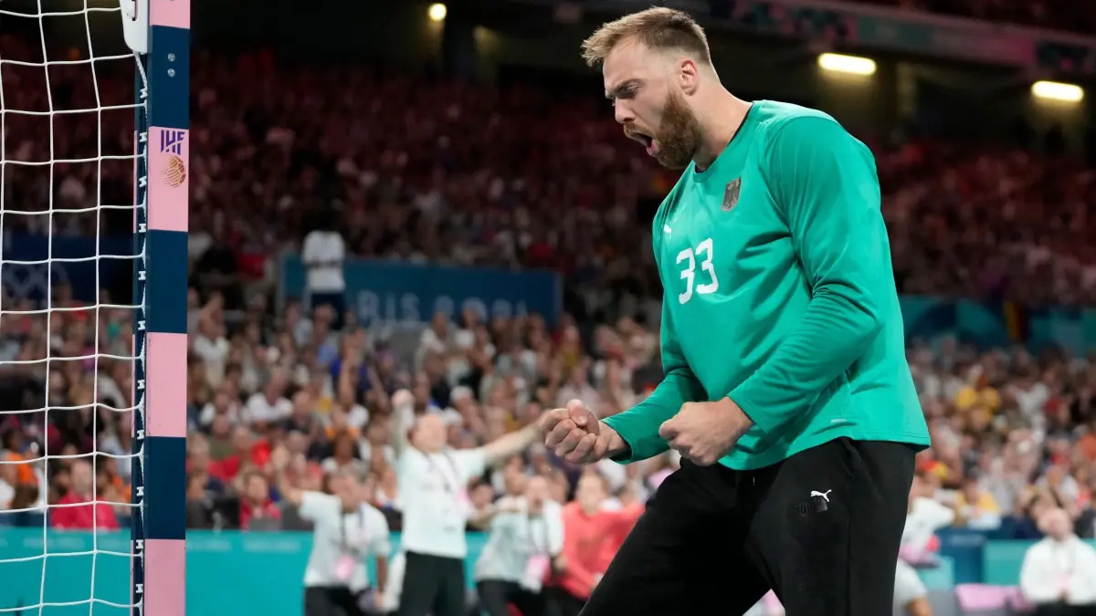 Paris 2024 - Handball: 09.08.2024, Frankreich, Villeneuve-d'Ascq: Olympia, Paris 2024, Handball, Finalrunde, Halbfinale, Deutschland - Spanien, Der deutsche Torhüter Andreas Wolff jubelt. Foto: Brian Inganga/AP +++ dpa-Bildfunk +++