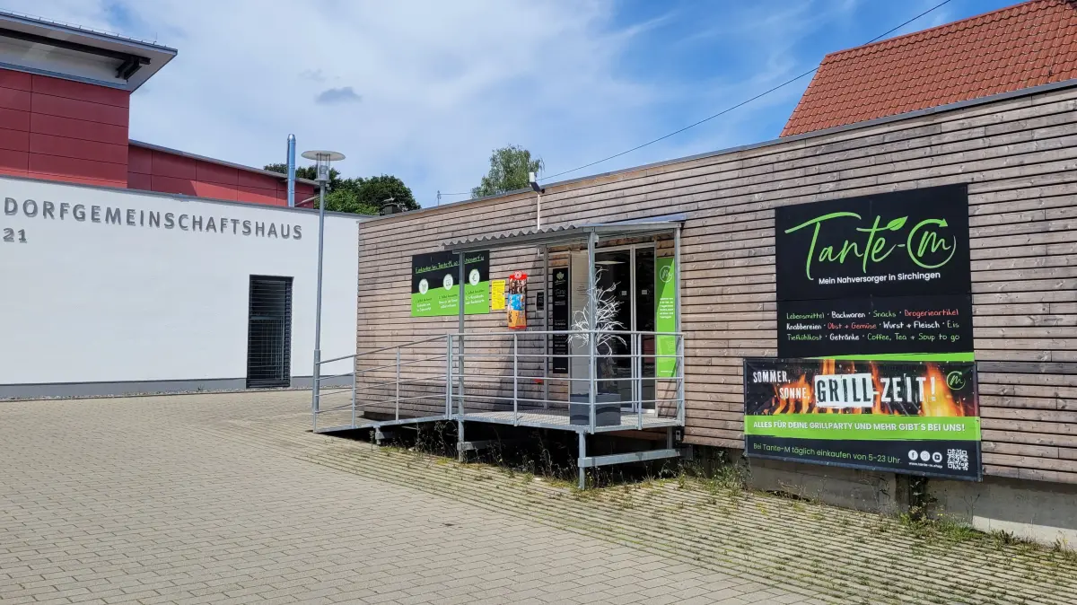 Direkt vor dem Dorfgemeinschaftshaus gelegen sollte die Tante-M Filiale in Sirchingen die Nahversorgung retten und ein Ort der Begegnung werden. Nach 10 Monaten ist der Traum aber bereits ausgeträumt.