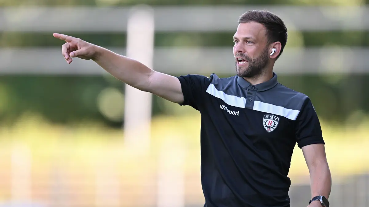 Oberliga Baden-Württemberg, 2. Spieltag: SSV Reutlingen vs. FSV Hollenbach: Oberliga Baden-Württemberg, 2. Spieltag: SSV Reutlingen vs. FSV Hollenbach, 10.08.2024 - Philipp Reitter (Trainer SSV Reutlingen) gibt die Richtung an
Foto: Axel Grundler