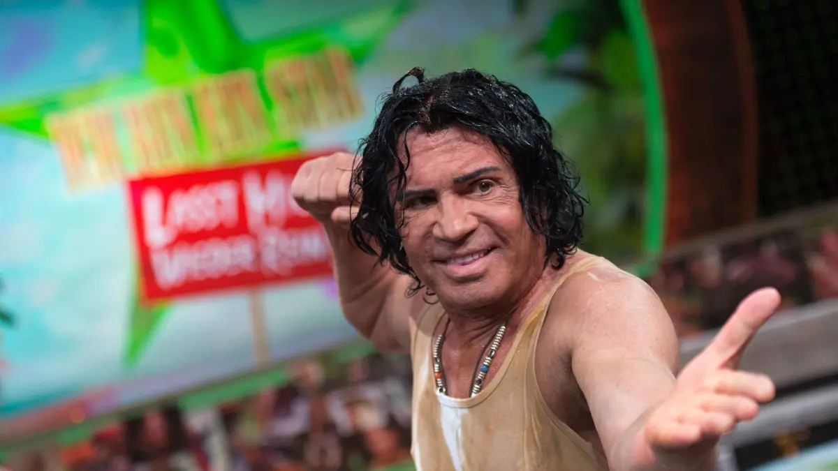 RTL zeigt eine Spezial-Staffel des Dschungelcamps: ARCHIV - 01.08.2015, Nordrhein-Westfalen, Hürth: Sänger Costa Cordalis jubelt nach der RTL-Show «Ich bin ein Star - Lasst mich wieder rein!». Er war 2004 der erste Dschungelkönig. (zu dpa: «Sommer, Südafrika und neue Regeln: Alles anders im Dschungel») Foto: Marius Becker/dpa +++ dpa-Bildfunk +++