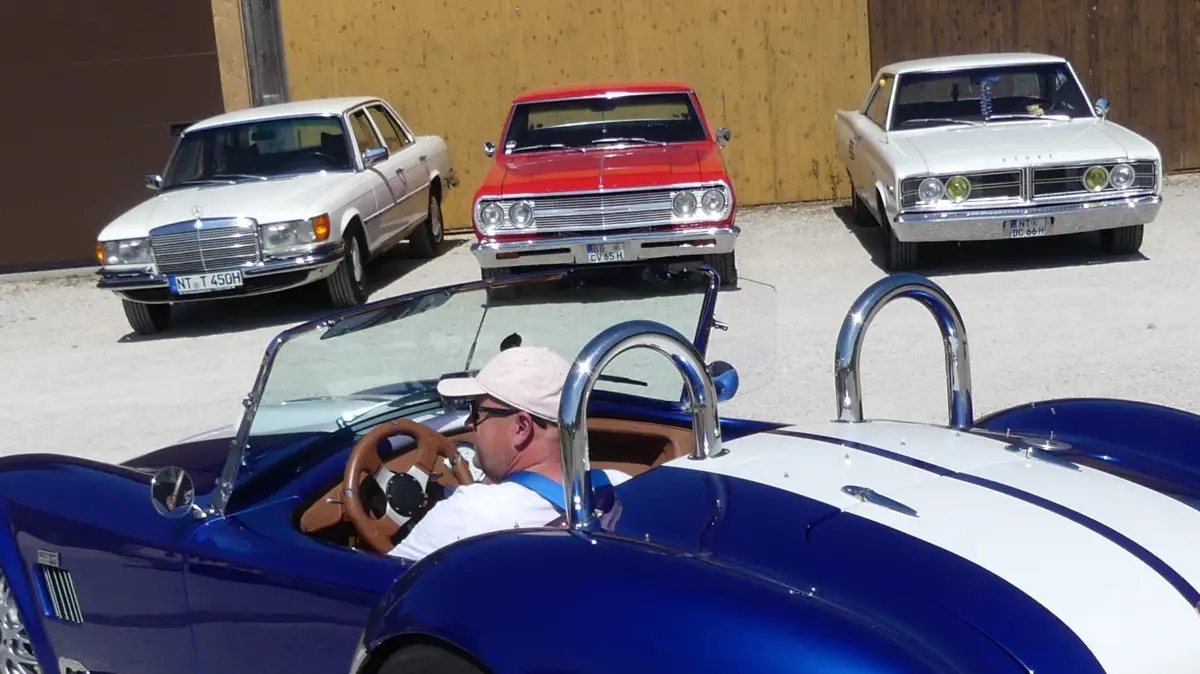 Alte Autos stehen beim Oldtimertreffen im Mittelpunkt.