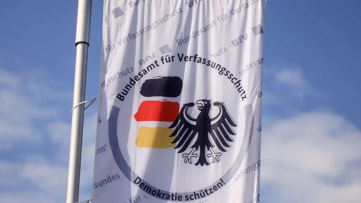 Bundesamt für Verfassungsschutz: ARCHIV - 13.05.2024, Nordrhein-Westfalen, Köln: Eine Fahne weht vor dem Bundesamt für Verfassungsschutz (BfV). (zu dpa: «Faeser besucht Bundesamt für Verfassungsschutz») Foto: Oliver Berg/dpa +++ dpa-Bildfunk +++