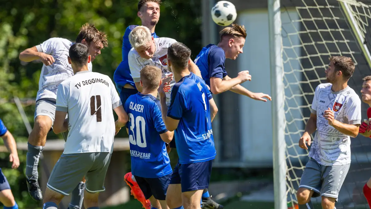 Fußball Bezirkspokal: Fußball Bezirkspokal; TV Deggingen - TSV Eschenbach;
Der Ball ist nach einen Kopfball von Pascal Maier (TV Deggingen, #5) auf dem Weg ins Tor zum 1:0 für den TV Deggingen;
11.08.2024; Deggingen.
Foto: Thomas Madel