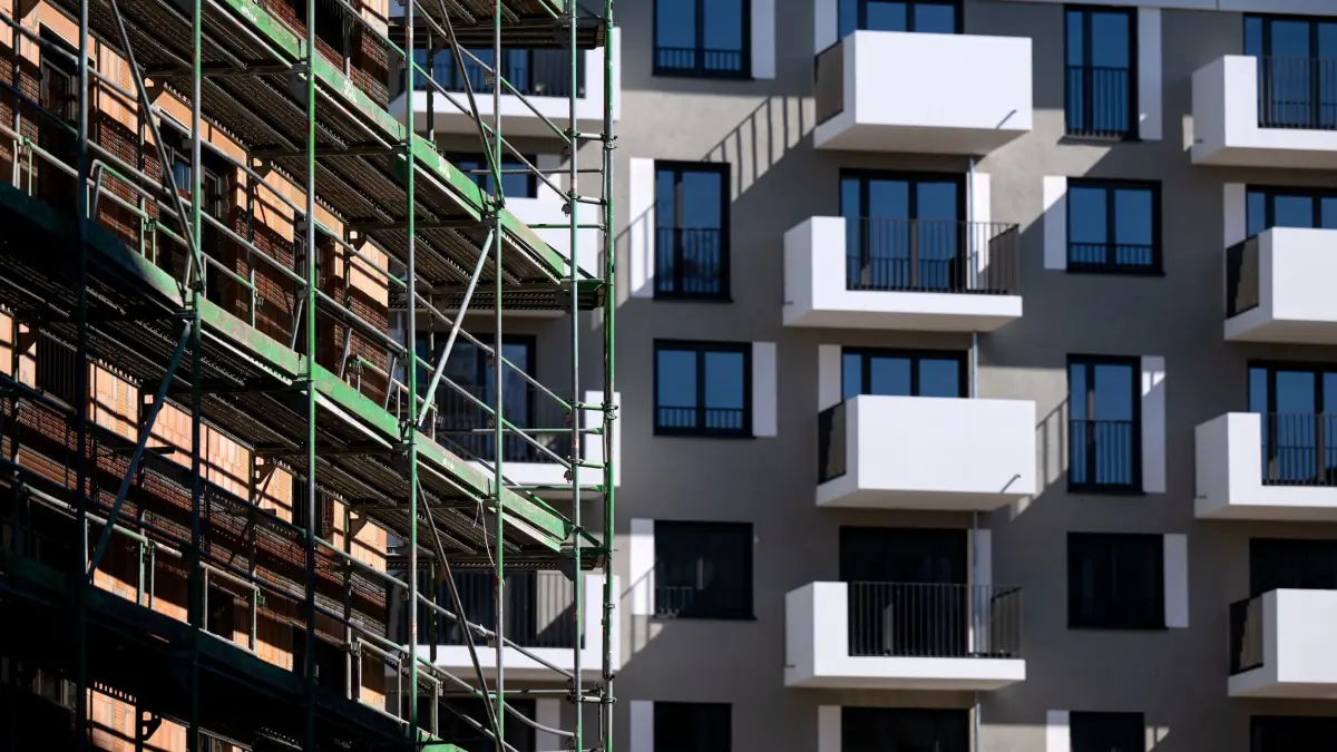 Baugerüst an einem Rohbau eines Neubaus: ARCHIV - 25.09.2023, Bayern, München: Ein Baugerüst an einem Rohbau eines Neubaus. (zu dpa: «Volks- und Raiffeisenbanken: Immobilien bald wieder teurer») Foto: Sven Hoppe/dpa/dpa-tmn +++ dpa-Bildfunk +++
