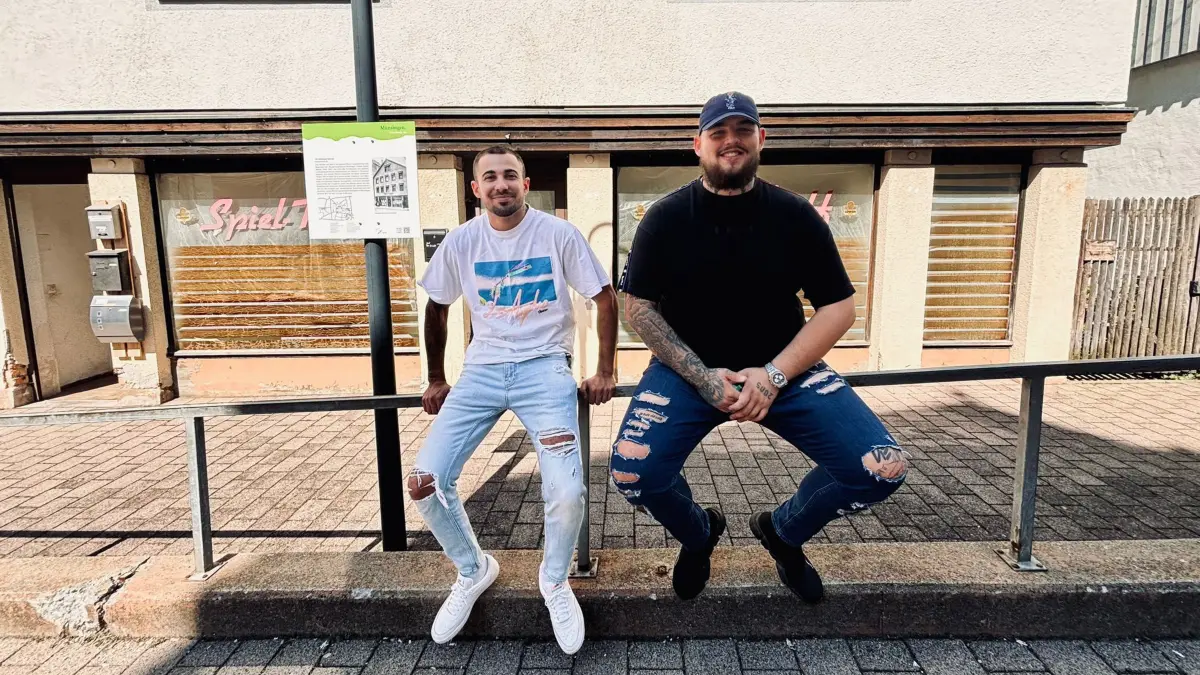 Seit rund 15 bis 20 Jahren stehen die Räumlichkeiten in der Hauptstraße 45 leer. Bald werden dort Nico Ratner (links) und Waldemar Lyapkalo das Kaif Café&Bar eröffnen.