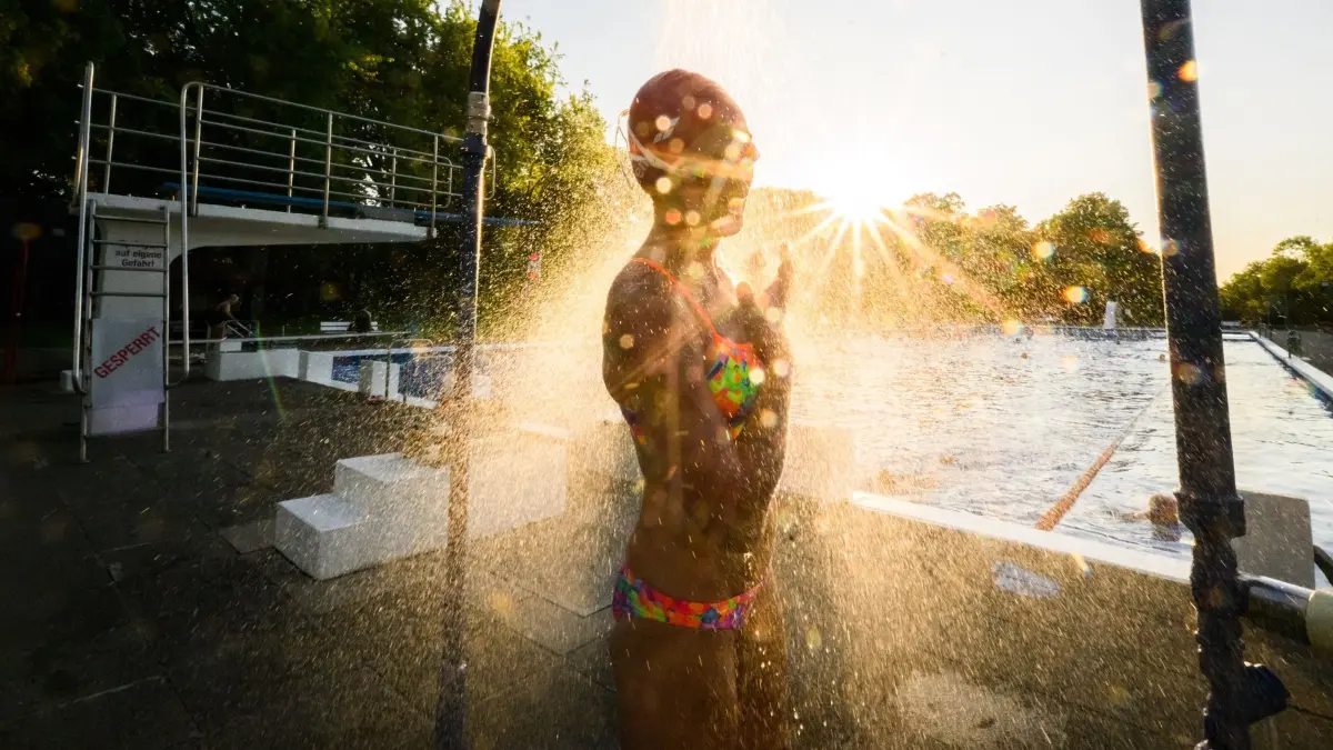 Schwimmerin im Freibad: ARCHIV - Damit Chlor die Farben nicht ausbleicht: Badekleidung sollte man am besten noch am selben Tag mit Leitungswasser ausspülen. (zu dpa: «Wie oft muss ich meine Badesachen waschen?») Foto: Julian Stratenschulte/dpa/dpa-tmn - Honorarfrei nur für Bezieher des dpa-Themendienstes +++ dpa-Themendienst +++