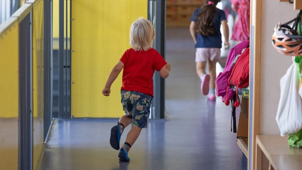 Sprachliche Bildung in Kitas: 12.08.2024, Rheinland-Pfalz, Mainz: Ein Kind läuft in der Kita „Sandflora“ über einen Flur. Die rheinland-pfälzische Bildungsministerin
St. Hubig (SPD) will mehr Sprachbeauftragte in den Kitas. Sprachbeauftragte sind Erzieher oder Erzieherinnen, die im Umgang mit
der sogenannten alltagsintegrierten Sprache besonders geschult sind
und Impulse zu diesem Thema an das gesamte Kita-Team geben. Foto: Boris Roessler/dpa - ACHTUNG: Nur zur redaktionellen Verwendung im Zusammenhang mit der aktuellen Berichterstattung +++ dpa-Bildfunk +++