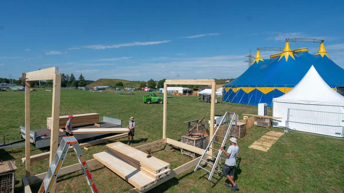 Obstwiesenfestival Aufbau der Gartenbühne