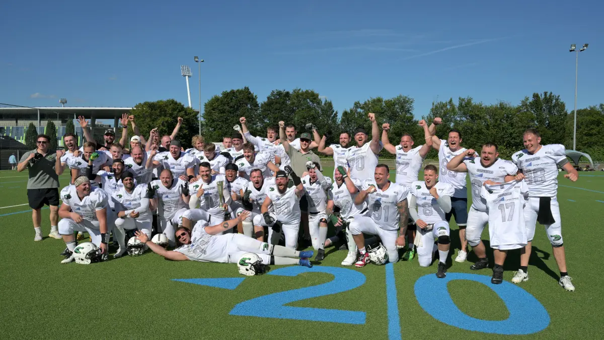 Die Albstadt Alligators feiern ausgelassen nach ihrem achten Sieg in Folge. Die Footballer aus dem Zollernalbkreis krönten ihre makellose Saison und sicherten sich ungeschlagen die Meisterschaft in der Kreisoberliga Baden-Württemberg