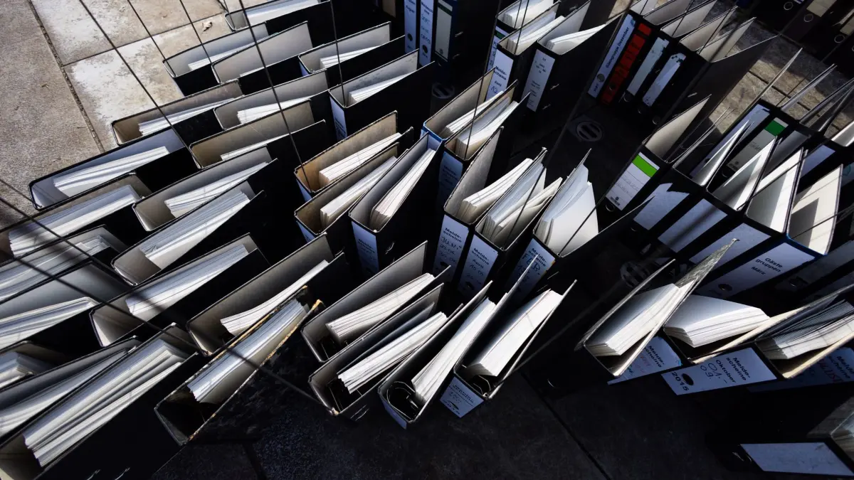 Aktenordner: ARCHIV - 26.02.2024, Berlin: Leere Aktenordner stehen auf dem Boden. (zu dpa: «BIHK-Umfrage: Betriebe beklagen Vorschriftenflut») Foto: Carsten Koall/dpa +++ dpa-Bildfunk +++